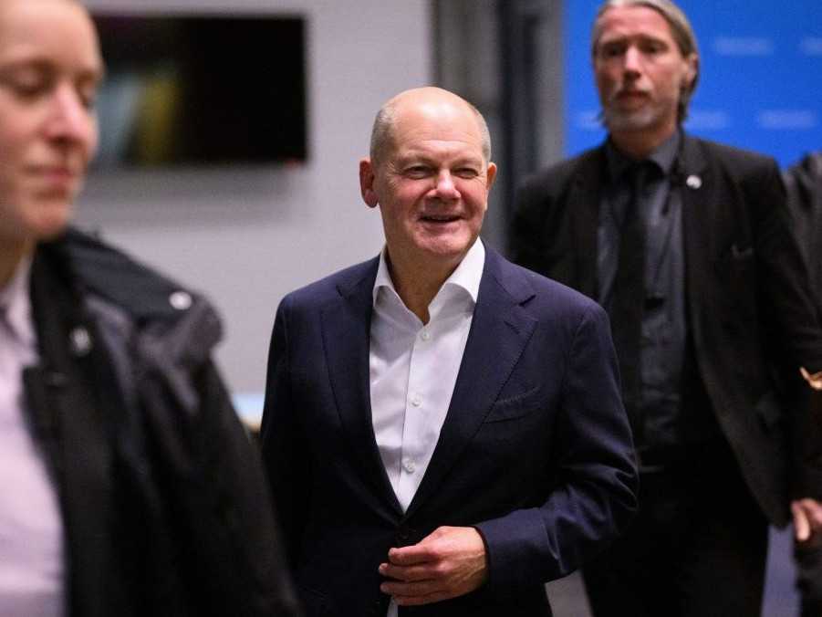 Nemecký kancelár Olaf Scholz odchádza po zasadnutí výkonného výboru Sociálnodemokratickej strany Nemecka (SPD) v Berlíne.