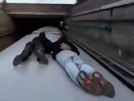 Na snímke dvaja mladíci voziaci sa na vozni metra vo Viedni.