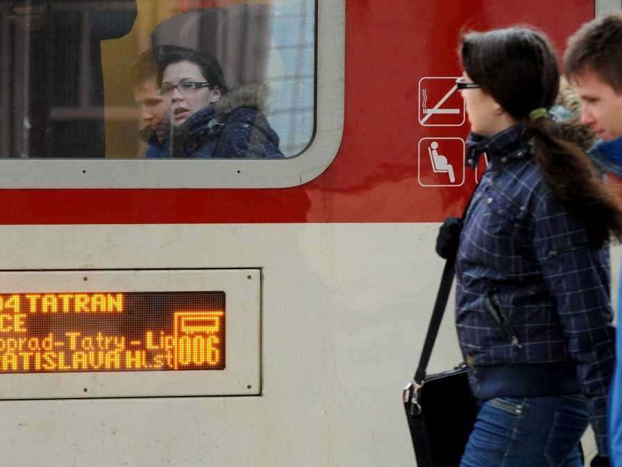 Na archívnej snímke sú cestujúci pred a vo vlaku IC na stanici v Košiciach.