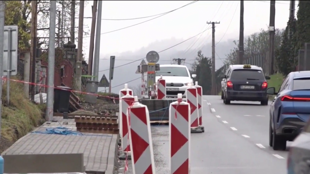 Bardejovčania riskovali na frekventovaných cestách bez chodníkov. Mesto im po dlhom čakaní pomôže