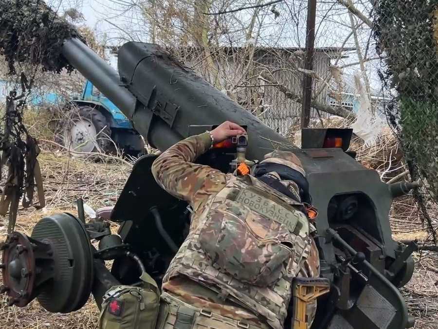 Ruský vojak mieri húfnicou D-30 na ukrajinské pozície v pohraničnej oblasti Kurskej oblasti v Rusku.