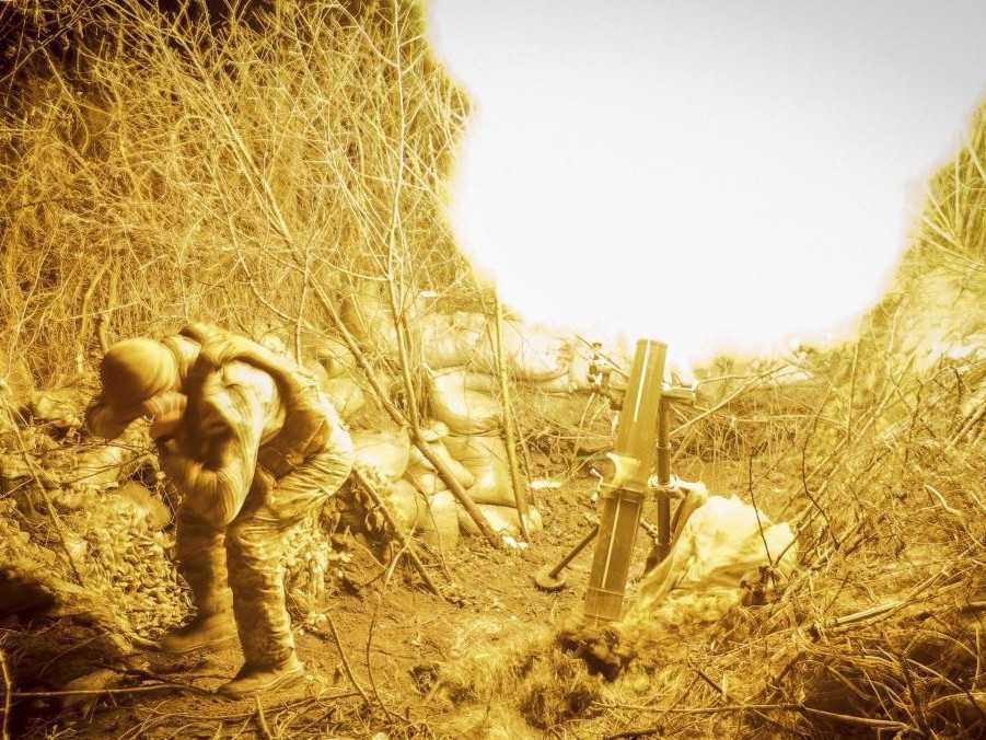 ukrajinský vojak páli z granátometu