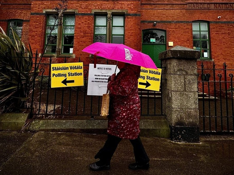 žena na ulici s dáždnikom