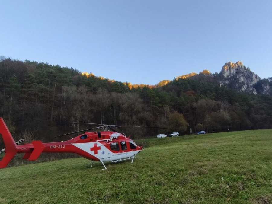 Na snímke záchranársky vrtuľník neďaleko miesta nešťastia.