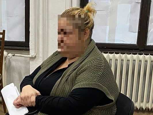 Na snímke zadržaná žena Z. C.