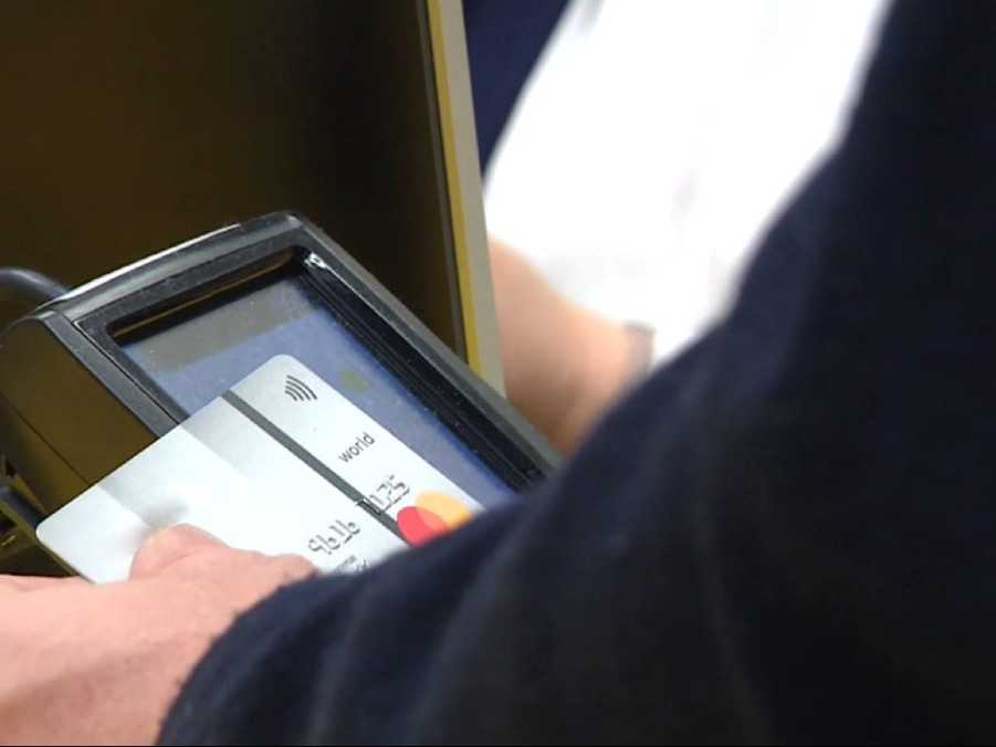 Ilustračná snímka platby kartou.