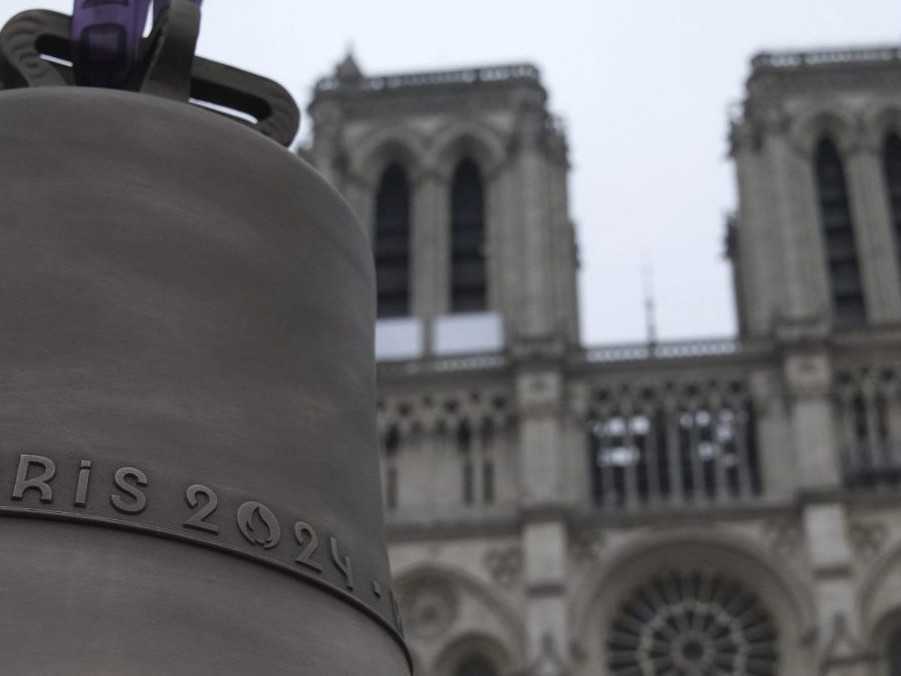 Na snímke zvon pred katedrálou Notre Dame.