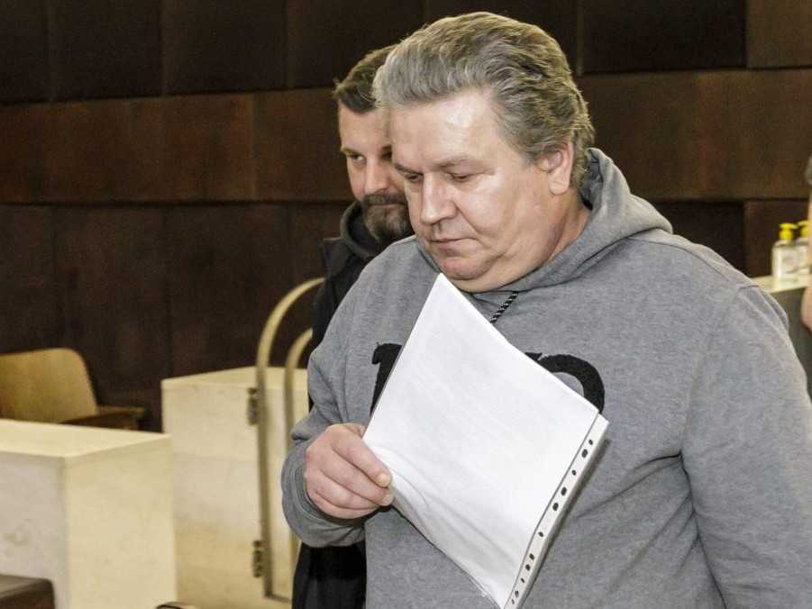 Na snímke Ivo P. prichádza na súdne pojednávanie.