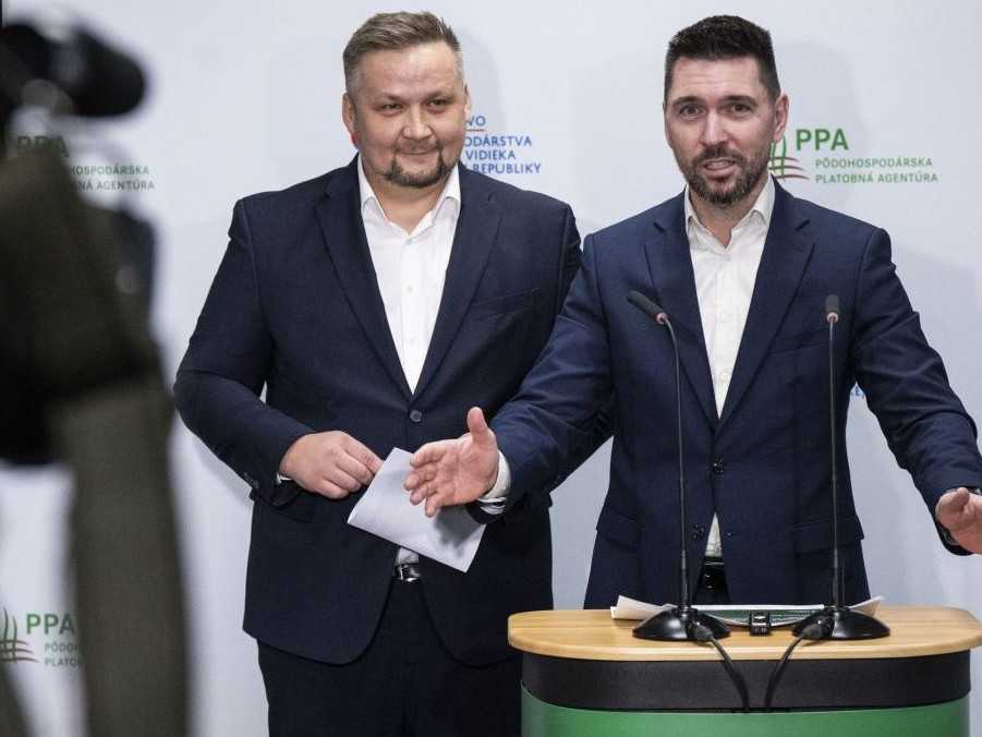 Zľava riaditeľ PPA Marek Čepko a minister pôdohospodárstva Richard Takáč.