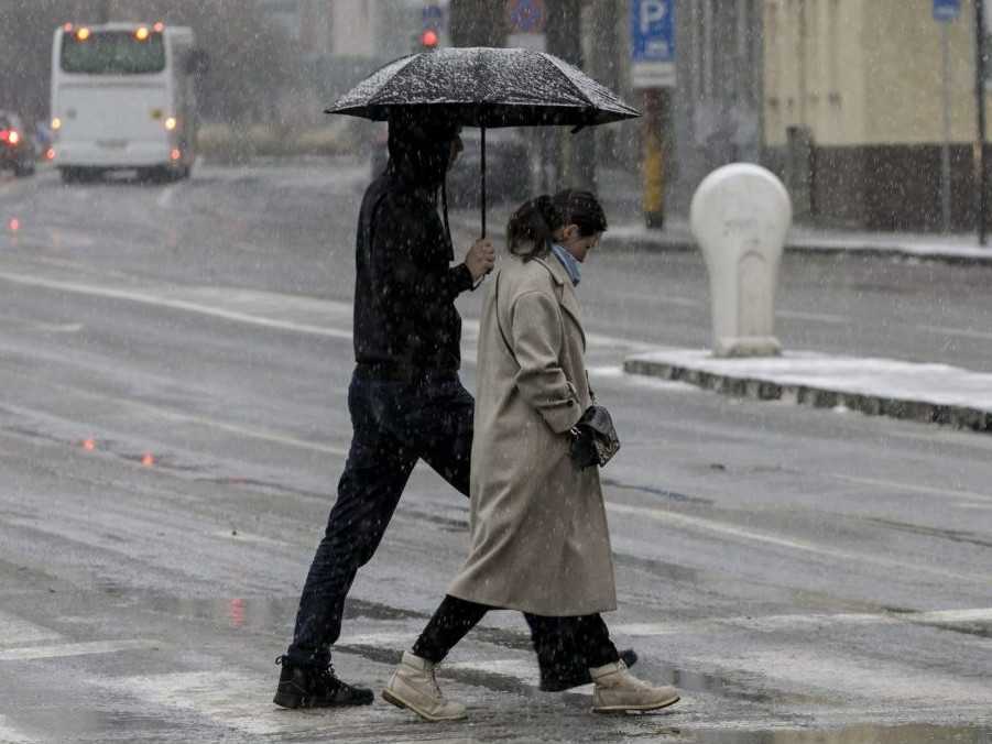 Na snímke ľudia prechádzajú po prechode pre chodcov.