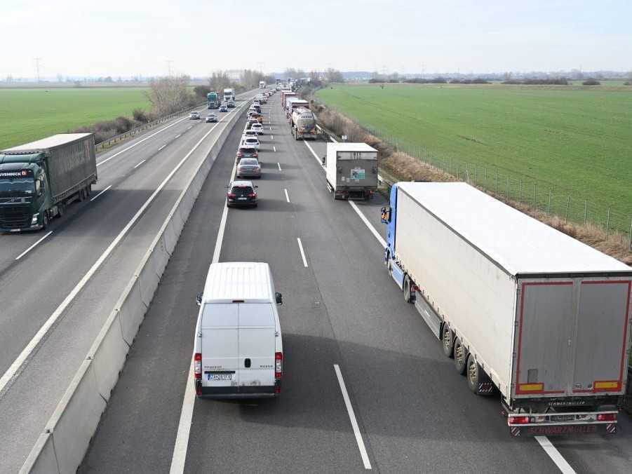 Archívna snímka kolóny na diaľnici D1.