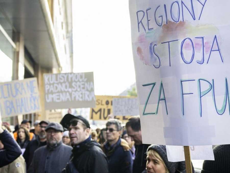 Na snímke účastníci počas verejného zhromaždenia.