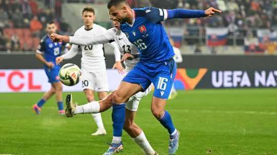 Dávid Hancko a Maksin Paskotsi počas zápasu Ligy národov Slovensko - Estónsko.