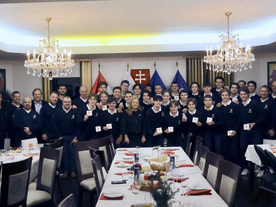 Slovenská hokejová reprezentácia do 20 rokov počas Štedrej večere.