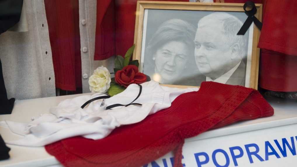 Smutočn&aacute; fotografia zosnul&eacute;ho poľsk&eacute;ho prezidentsk&eacute;ho p&aacute;ru Lecha Kaczynsk&eacute;ho a jeho manželky Marie.