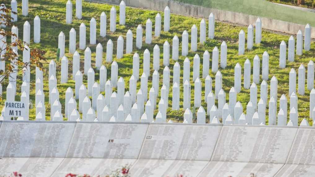 Pam&auml;tn&eacute; centrum v Potočari je cintor&iacute;n, kde s&uacute; pochovan&eacute; obete masakru v Srebrenici.