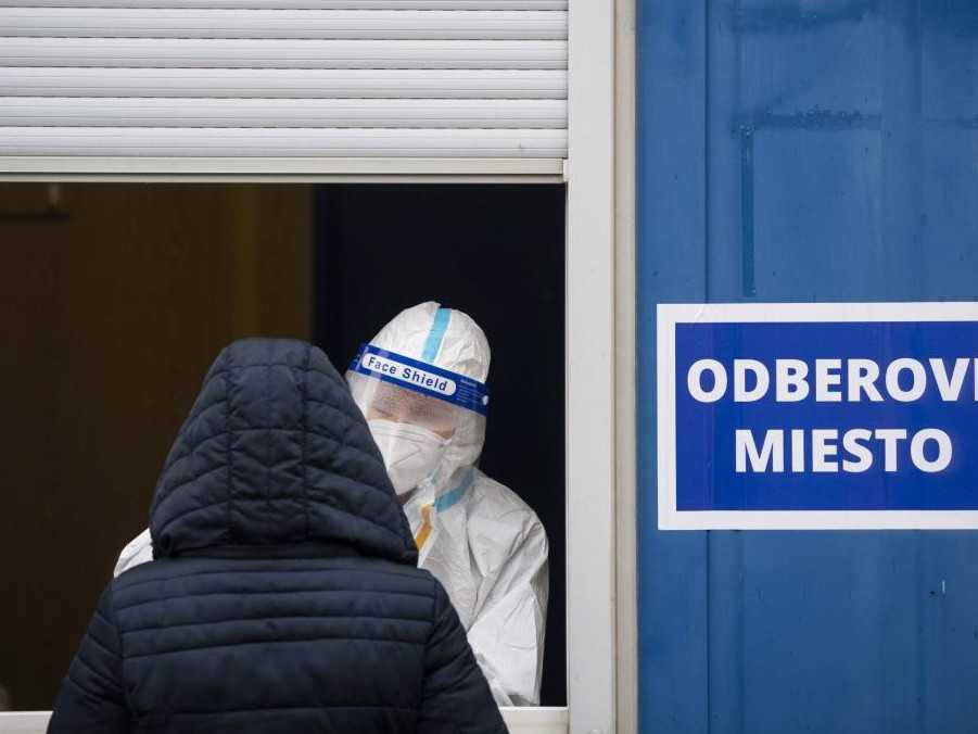 Na snímke mobilné odberové miesto.