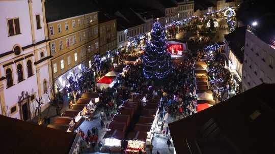 Vianočné remeselné trhy a výzdoba na Mierovom námestí v Trenčíne.