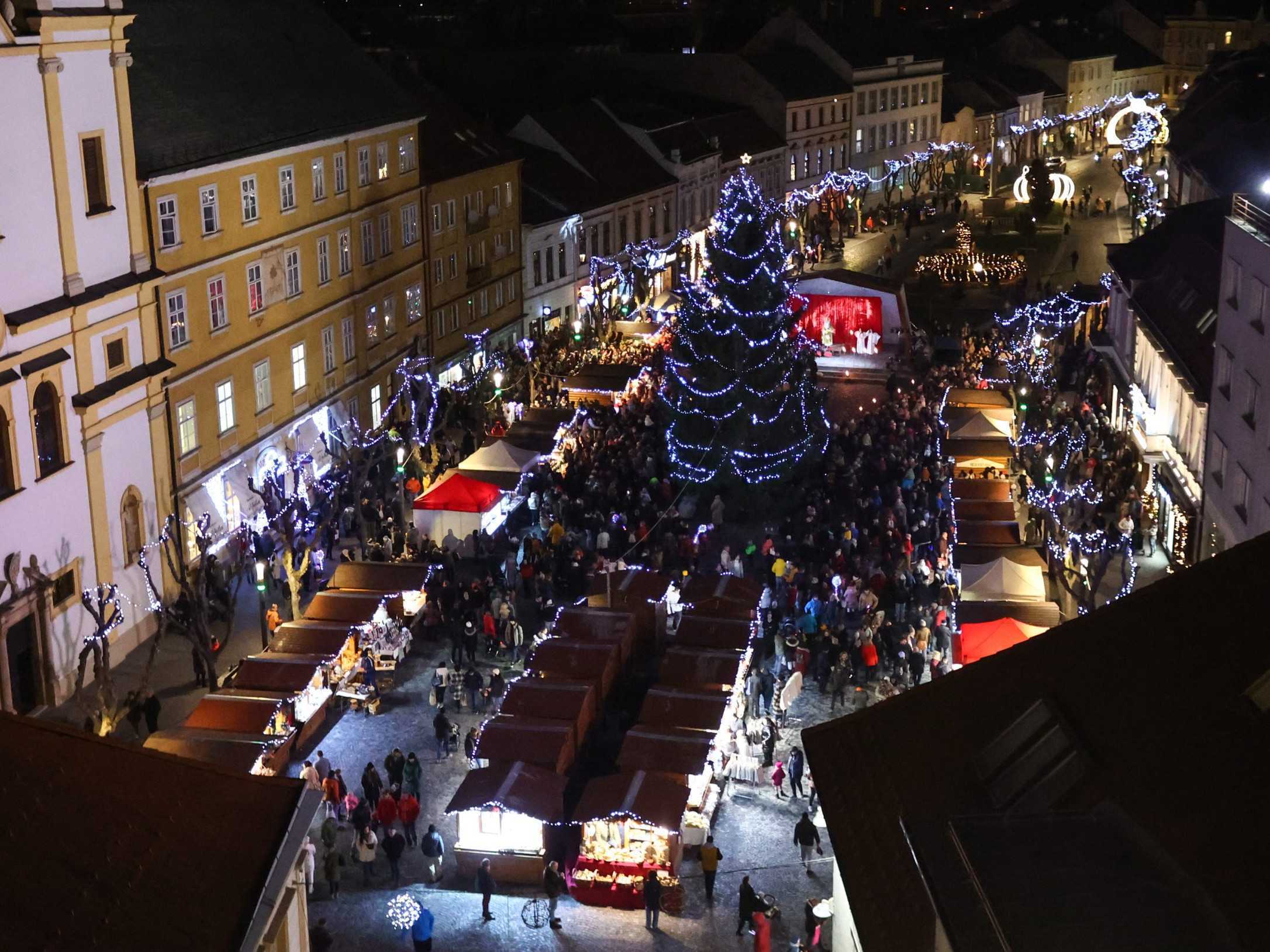 Vianočné remeselné trhy a výzdoba na Mierovom námestí v Trenčíne.