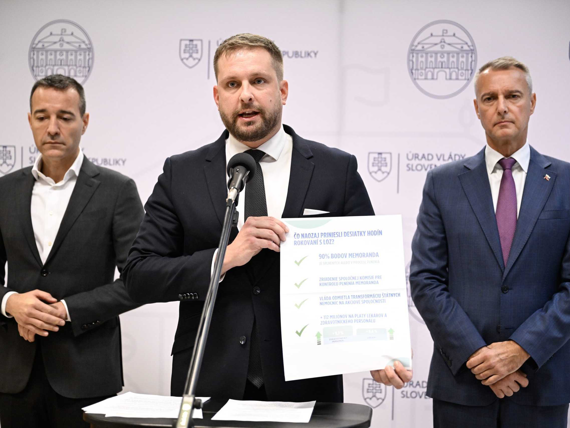 Minister zdravotníctva Kamil Šaško (nom. Hlas-SD), vľavo minister školstva Tomáš Drucker a vpravo minister investícií Richard Raši (obidvaja Hlas-SD).