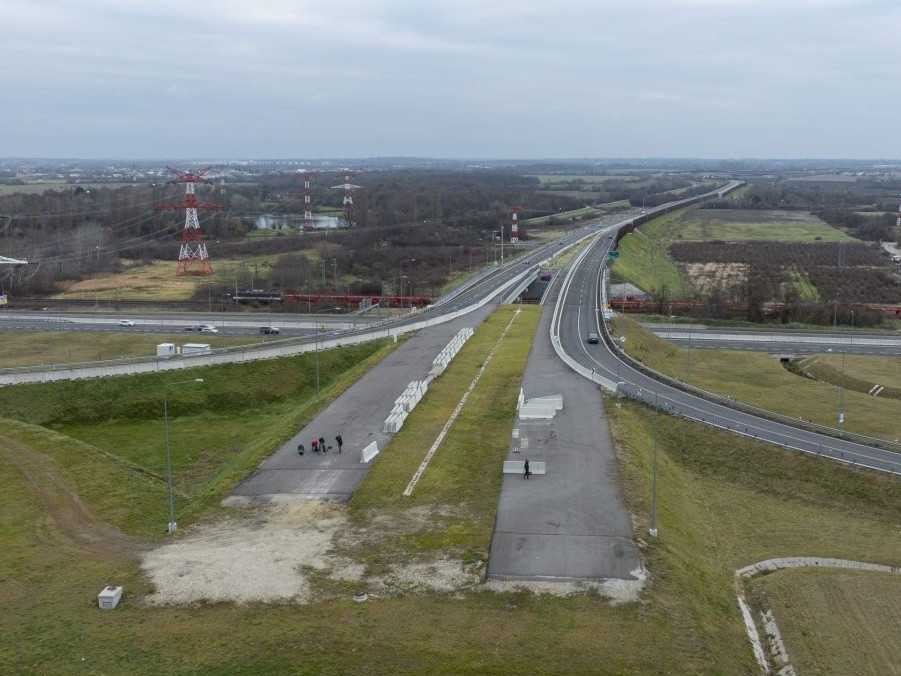 Na snímke z dronu križovatka diaľnice D4 a cesty II/502 v Rači.