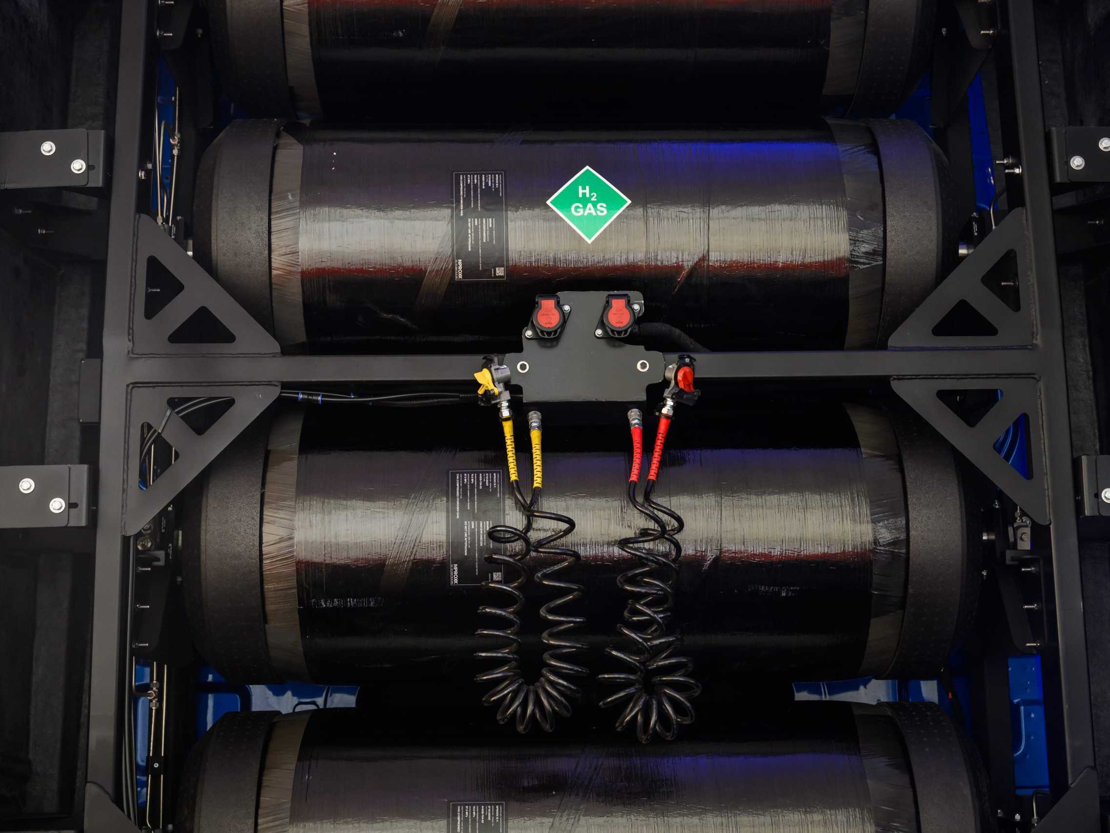 Nádrže na vodík počas predstavenia prvého slovenského vodíkového ťahača homologizovaného pre európsky trh v Orechovej Potôni.