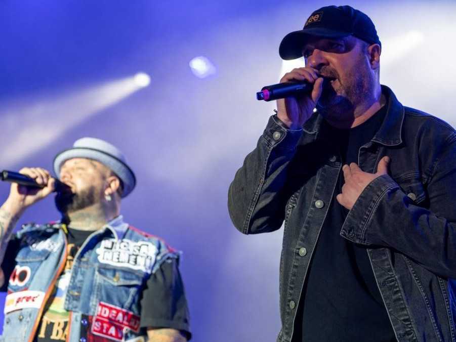 Na snímke spievajú spevák Kali a Ivan Tásler.