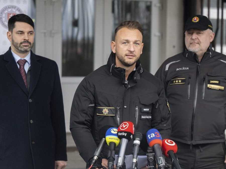 Na snímke uprostred minister vnútra SR Matúš Šutaj Eštok (Hlas-SD), vpravo prezident Policajného zboru (PZ) SR Ľubomír Solák a vľavo generálny riaditeľ sekcie informatiky, bezpečnosti a telekomunikácií MV SR Martin Hrachala.