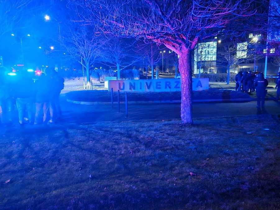 Na snímke zásah polície v Plzni.