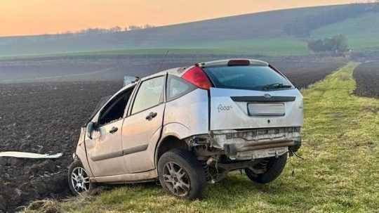 Auto sa pri nehode niekoľkokrát prevrátilo.