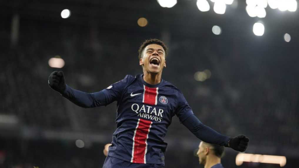 Hr&aacute;č Par&iacute;ža St. Germain Desire Doue sa raduje po strelen&iacute; g&oacute;lu.