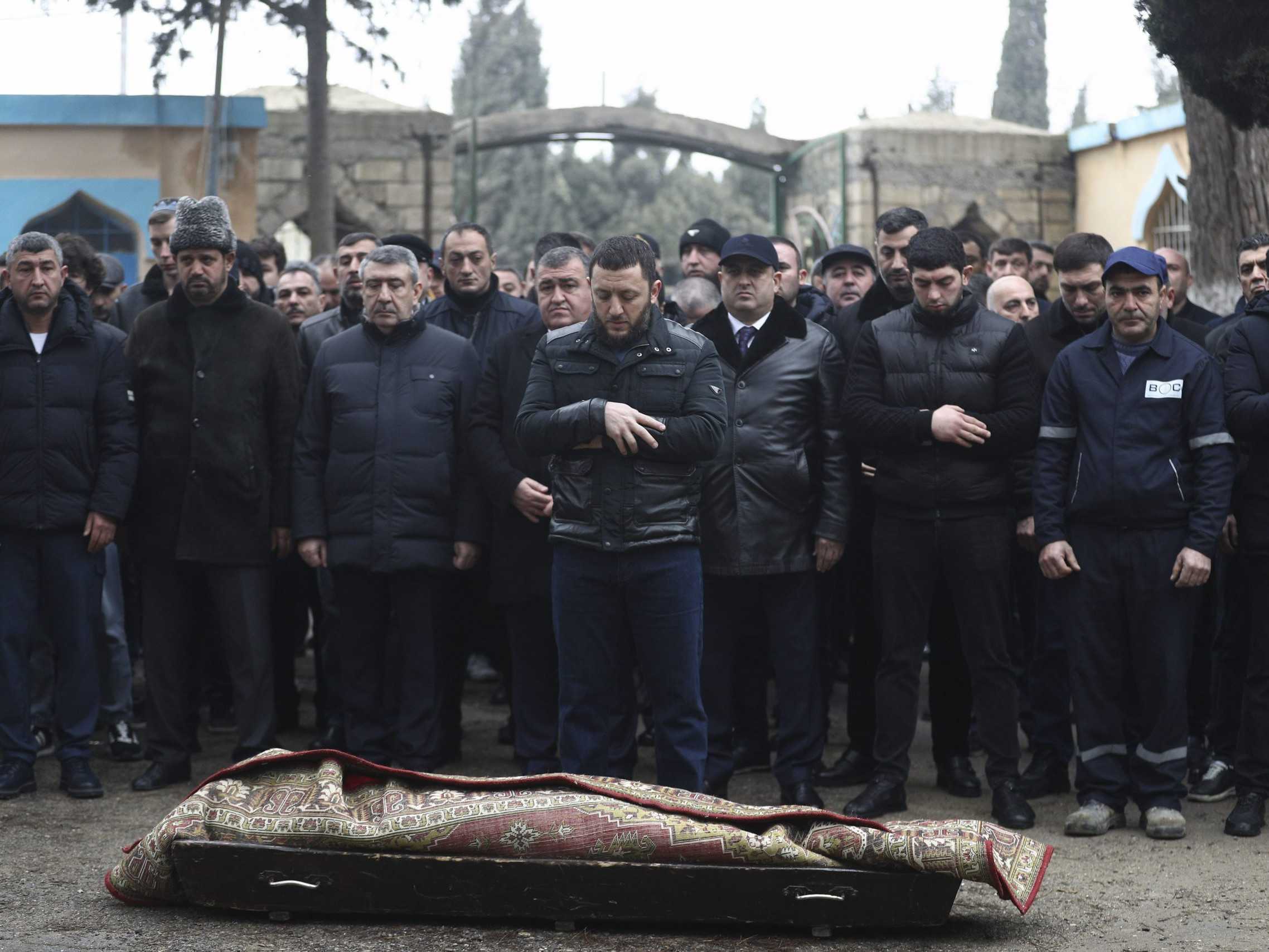 Pohreb 13-ročného chlapca Mahammadaliho Eganova, jednej z obetí havárie lietadla v Kazachstane.