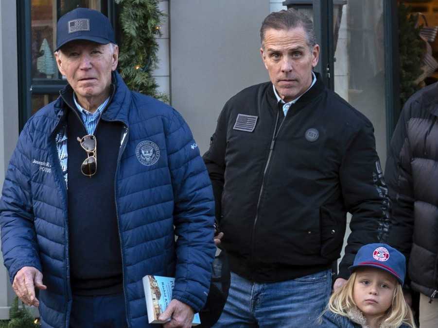 Na snímke americký prezident Joe Biden so sysnom Hunterom.