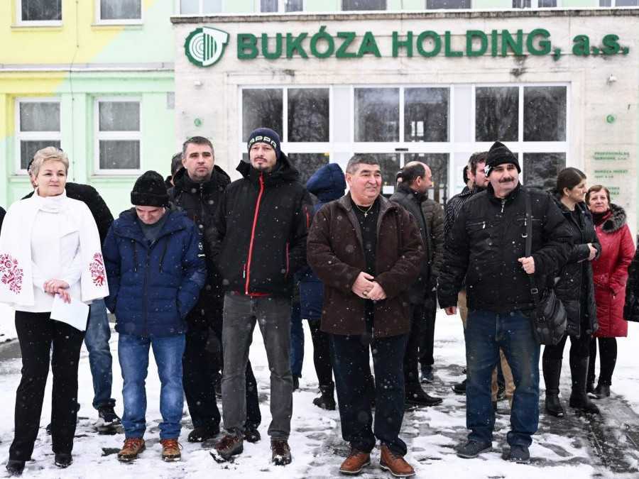 Na snímke bývalí zamestnanci Bukózy počas brífingu počas brífingu na tému Pomoc zamestnancom Bukózy Holding doručená.