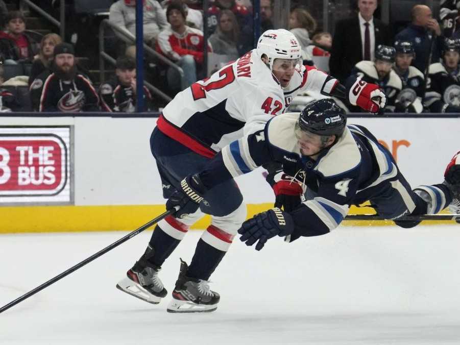 Martin Fehérváry v súboji s hráčom Columbusu Blue Jackets.