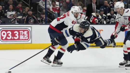 Martin Fehérváry v súboji s hráčom Columbusu Blue Jackets.