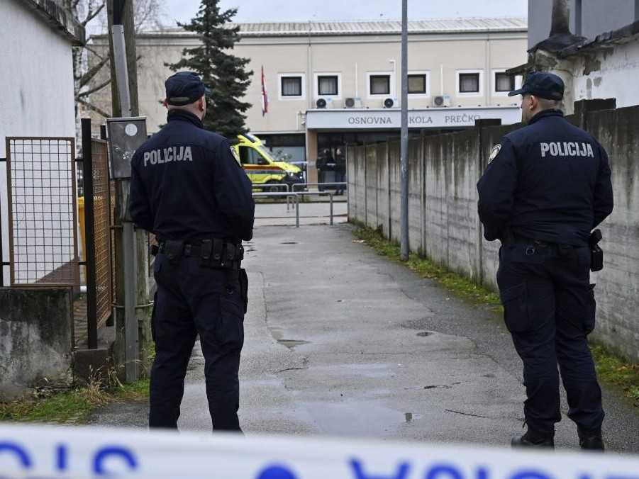 Polícia zabezpečuje prístup k škole v Záhrebe, kde útočil mladý muž.