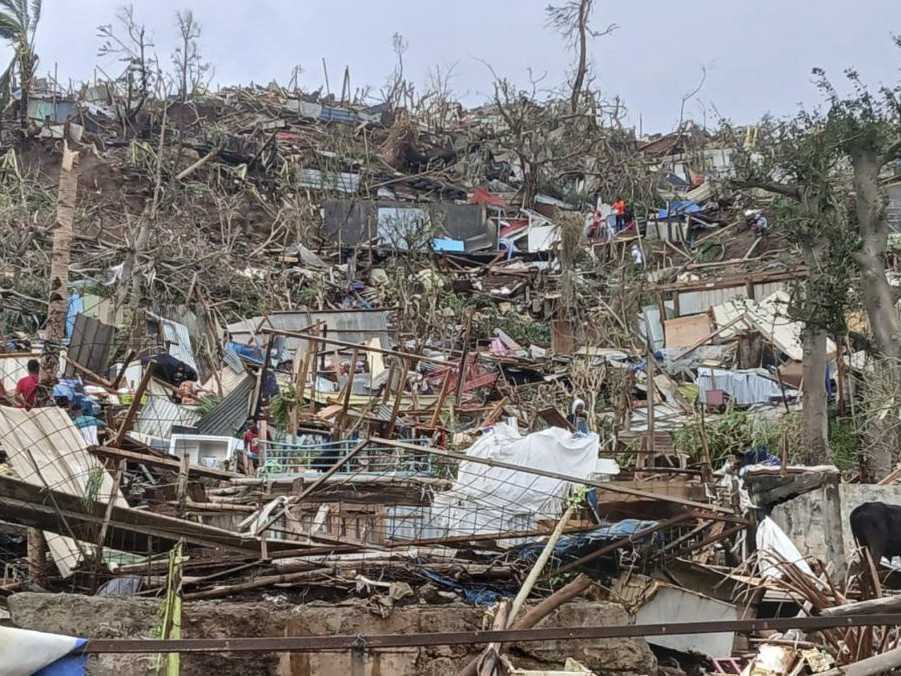 Na snímke spúšť, ktorú po sebe zanechal cyklón Chido.