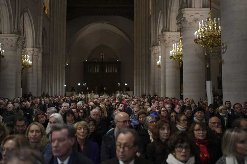 FOTO: V Paríži opäť otvorili slávnu katedrálu Notre-Dame. Nechýbali davy ľudí a politické špičky