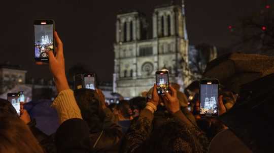 V Paríži po rokoch opäť otvorili svetoznámu katedrálu Notre-Dame.