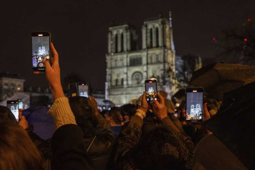 FOTO: V Paríži opäť otvorili slávnu katedrálu Notre-Dame. Nechýbali davy ľudí a politické špičky