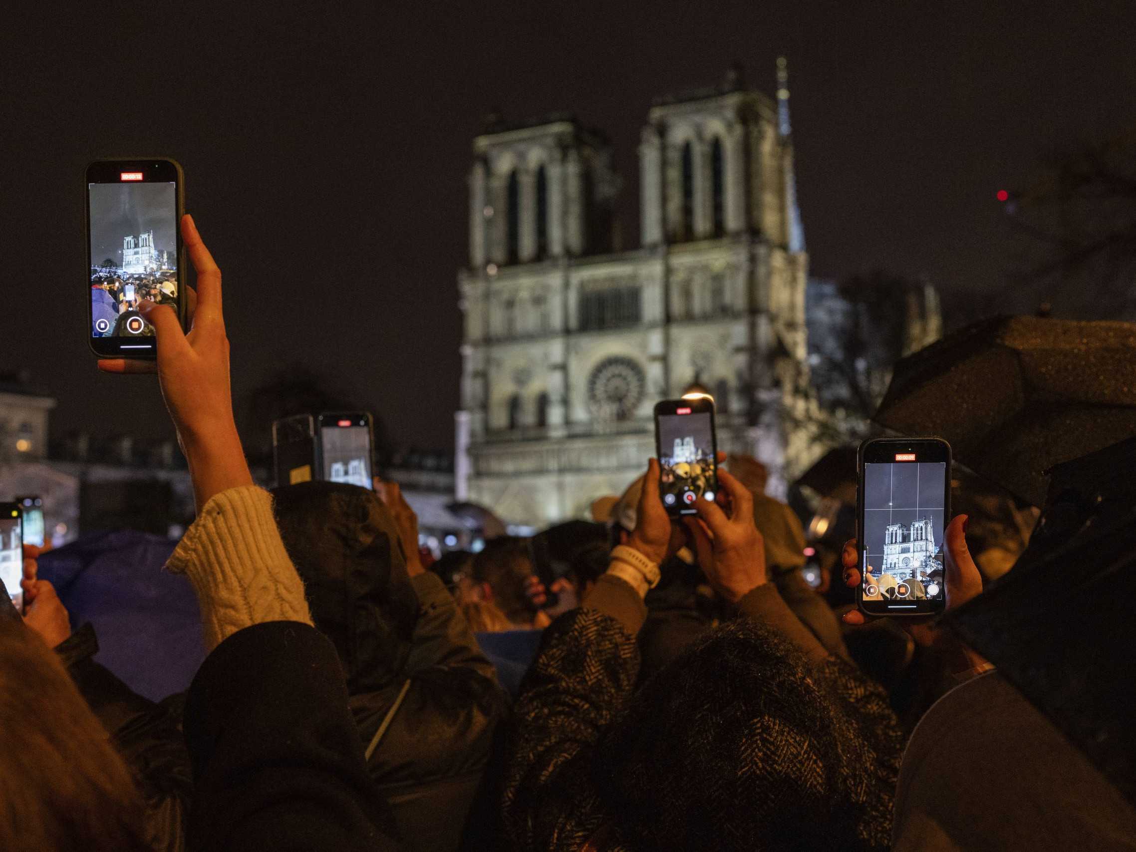 FOTO: V Paríži opäť otvorili slávnu katedrálu Notre-Dame. Nechýbali davy ľudí a politické špičky