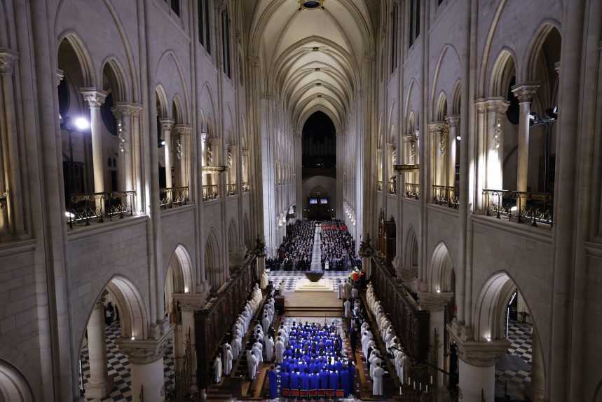 FOTO: V Paríži opäť otvorili slávnu katedrálu Notre-Dame. Nechýbali davy ľudí a politické špičky