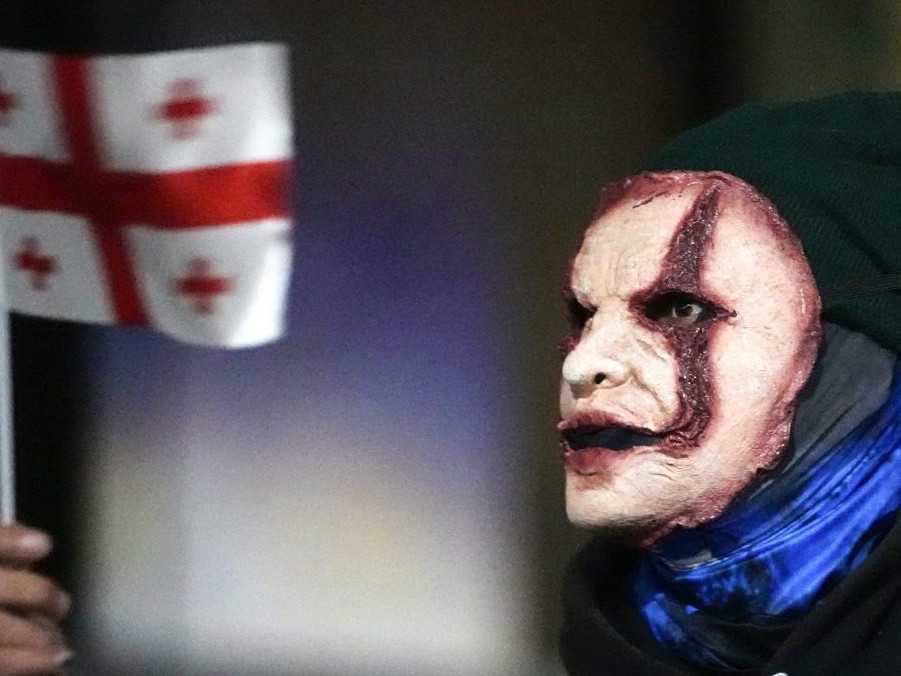 Demonštrant na protivládnom proteste v Tbilisi.