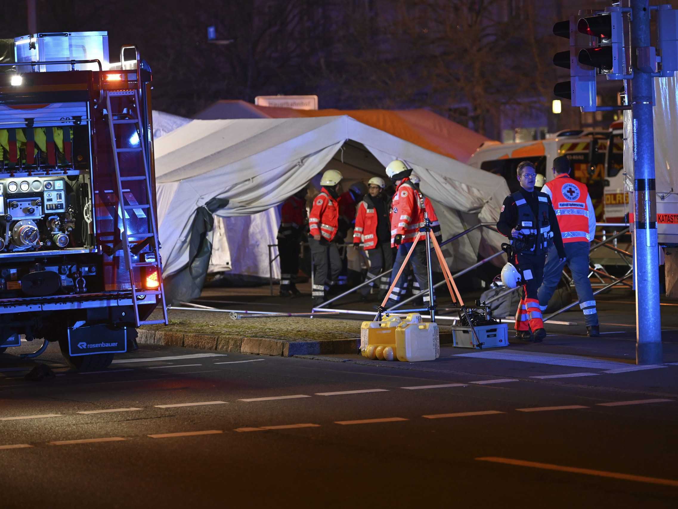 Záchranári na mieste incidentu.