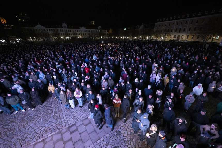 FOTO: V Magdeburgu vzniklo po tragédii na vianočnom trhu pietne miesto. Ľudia prinášajú kvety a zapaľujú sviečky