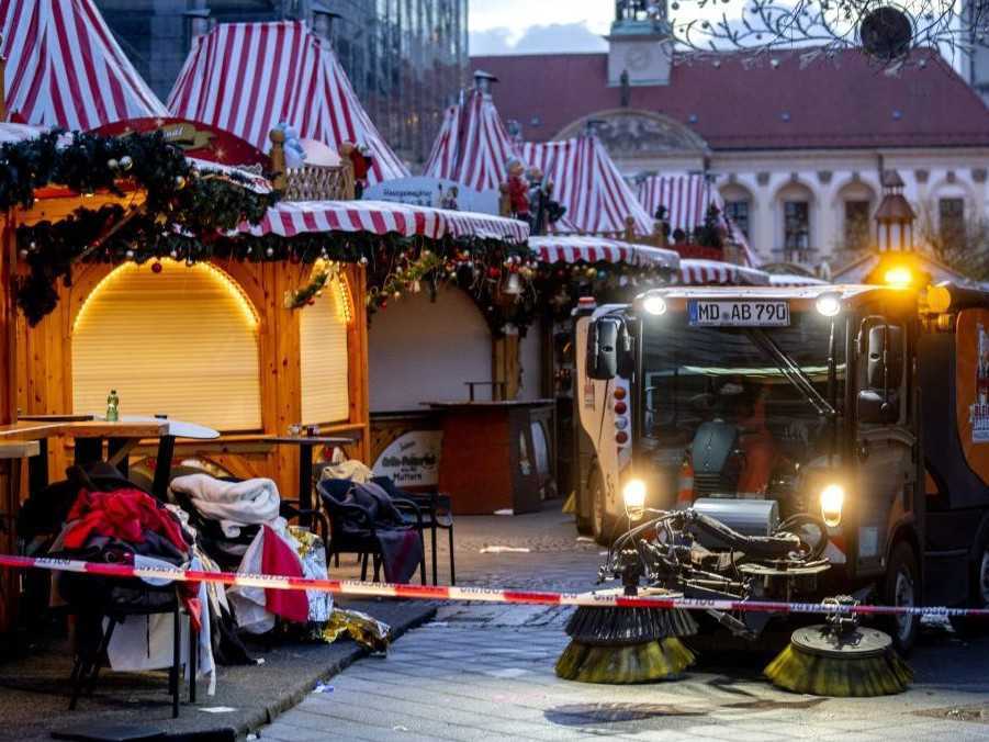 Pracovníci čistia vianočný trh v nemeckom Magdeburgu, kde vrazilo auto do davu ľudí.