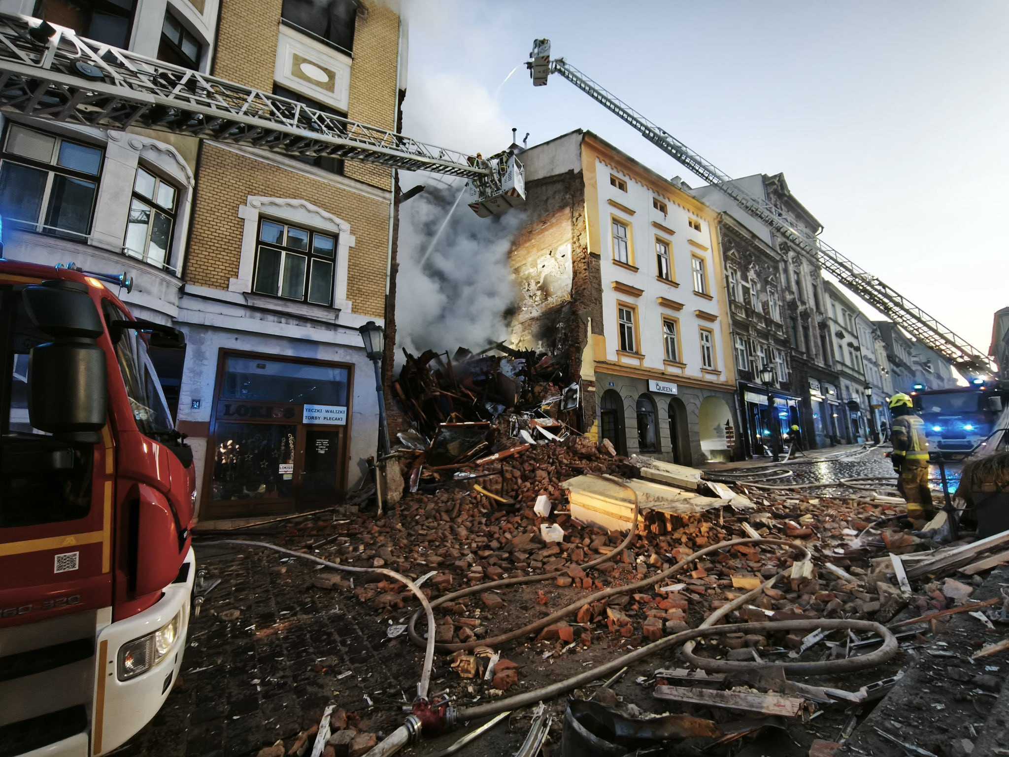Zrútený obytný v Tešíne po výbuchu.