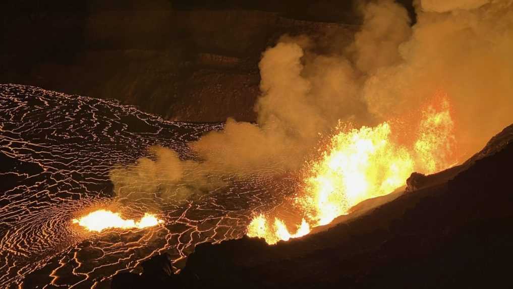 Sopka Kilauea na Havaji sa opäť prebudila k životu. Vyvrhuje lávu do výšky niekoľkých desiatok metrov