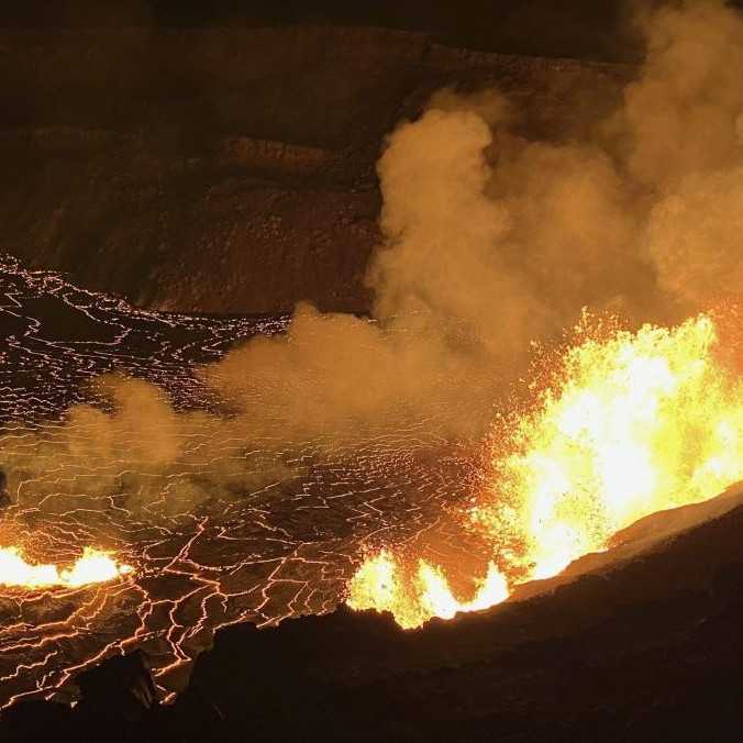 Sopka Kilauea na Havaji sa opäť prebudila k životu. Vyvrhuje lávu do výšky niekoľkých desiatok metrov